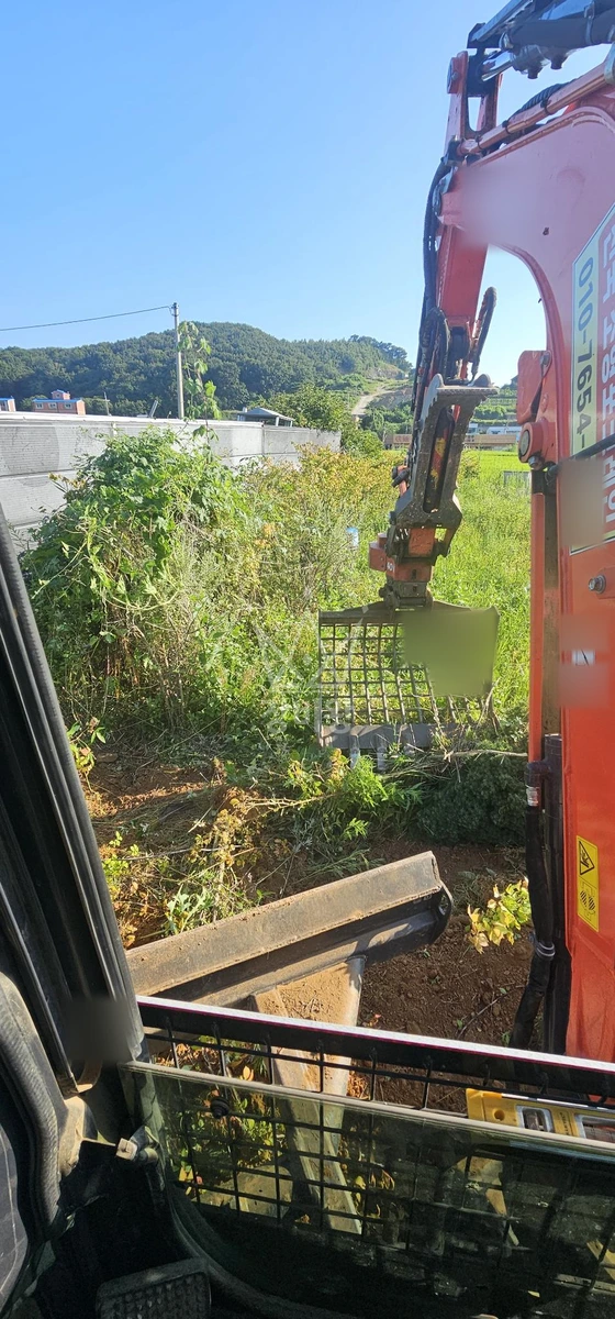 인천 영종구 운북동 포크레인(굴착기) 높이150cm 나무굴취 / 200평 평탄작업 20평 깊이 1m 지름30cm 30개 굴토 후 레미콘 타설작업 작업사진 1