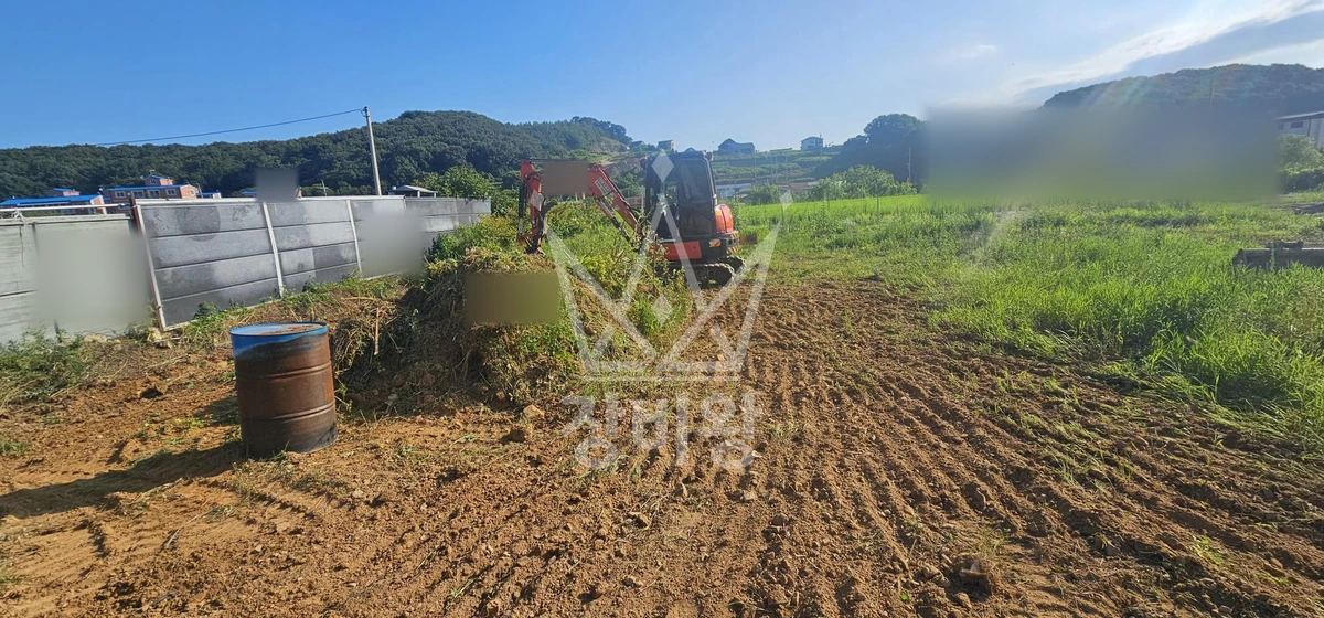 인천 영종구 운북동 포크레인(굴착기) 높이150cm 나무굴취 / 200평 평탄작업 20평 깊이 1m 지름30cm 30개 굴토 후 레미콘 타설작업 작업사진 3