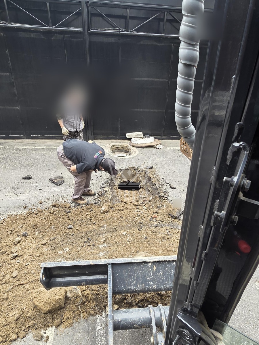 서울 중랑구 상봉동 포크레인(굴착기) 누수탐지작업 작업사진 1