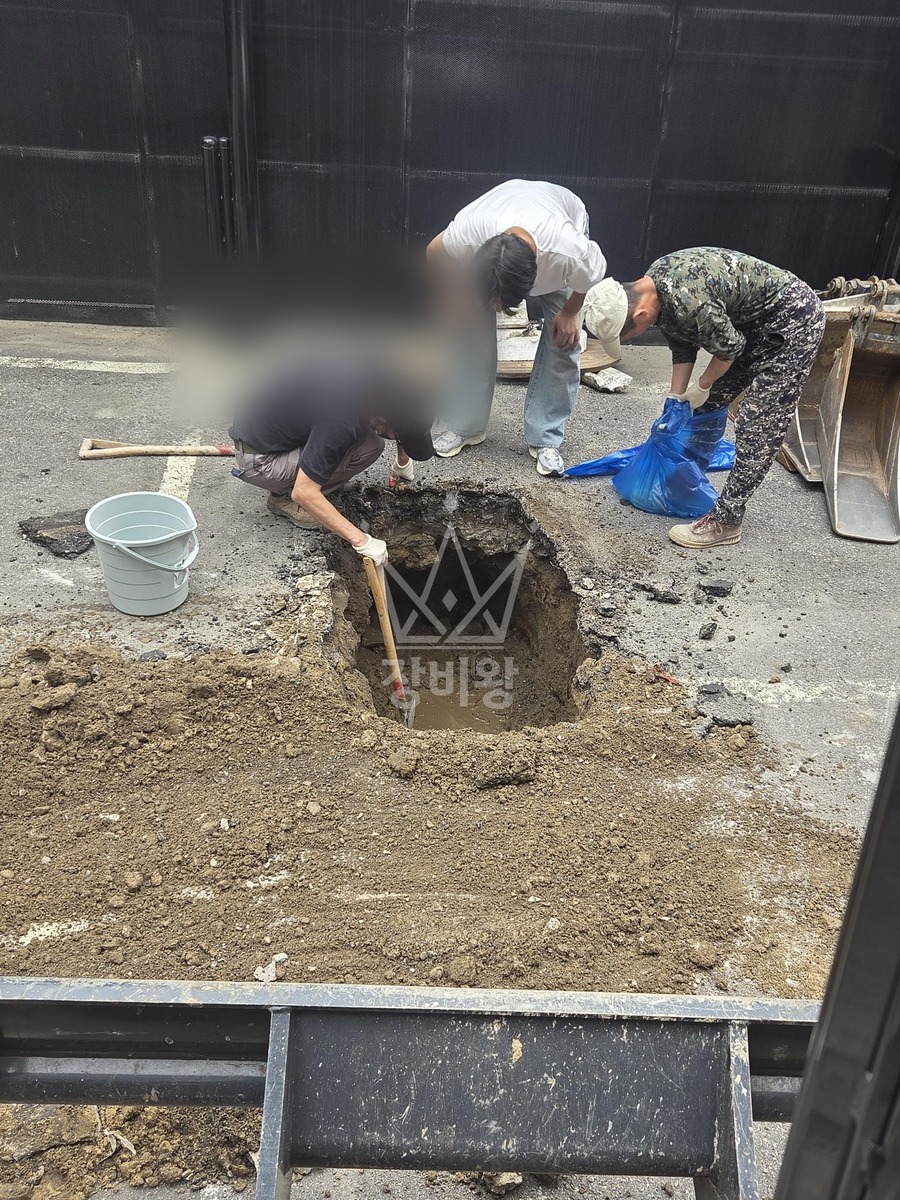 서울 중랑구 상봉동 포크레인(굴착기) 누수탐지작업 작업사진 2
