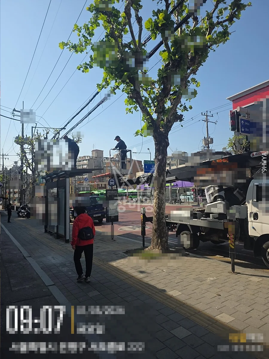 서울 은평구 갈현동 1톤 스카이차 버스정류장 유리 작업사진 3
