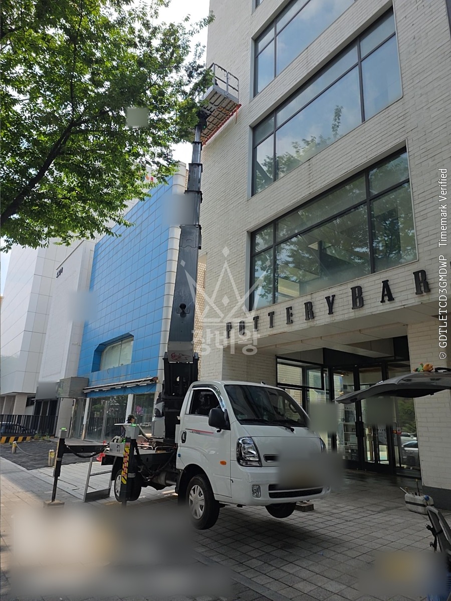 서울 강남구 논현동 1톤 스카이차 벽면 앙카 제거 작업사진 3