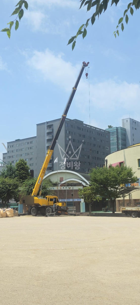 서울 성동구 성수동2가 25톤 크레인 포크레인035 3층옥상으로 올림 작업사진 3