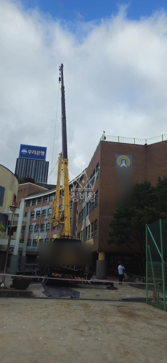 서울 성동구 성수동2가 25톤 크레인 포크레인035 3층옥상으로 올림 작업사진 1