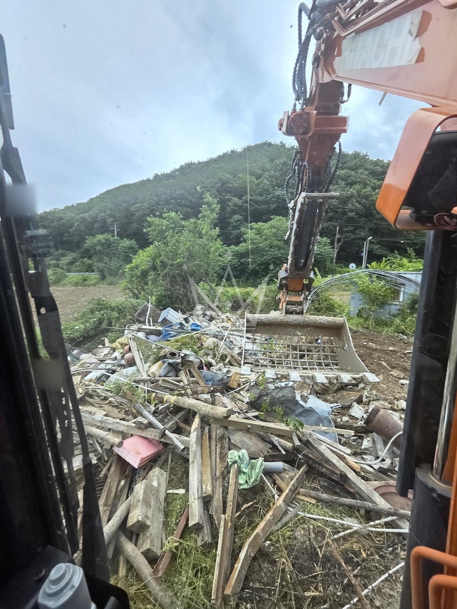 충남 공주시 탄천면 포크레인(굴착기) 엣날 집 헛간 철거 작업완료사진 1