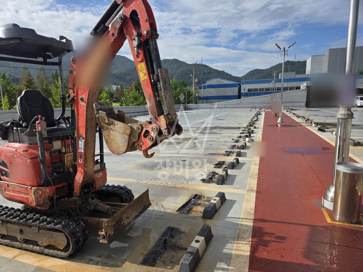 충북 충주시 용탄동 포크레인(굴착기) 옥상 주차장 카 스토퍼 철거 작업사진 1