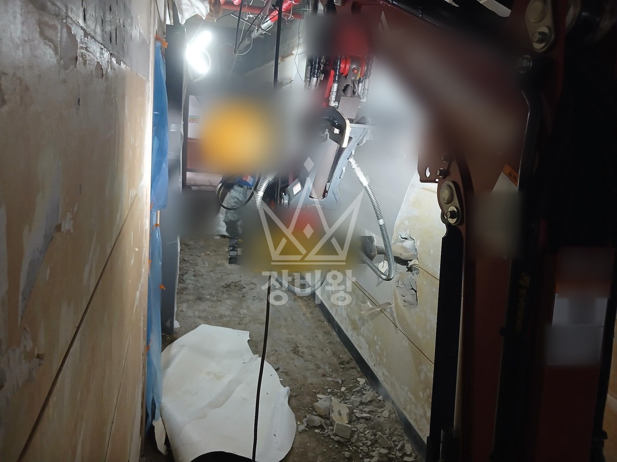 경북 청도군 각북면 포크레인(굴착기) 실내 벽 철거 작업사진 1