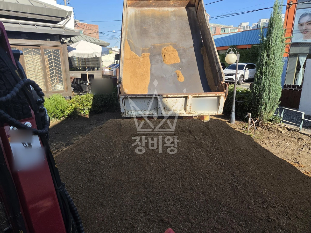 경남 김해시 봉황동 포크레인(굴착기) 카페 마당 평탄작업 작업사진 3