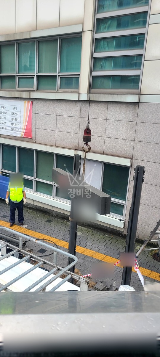 서울 중구 봉래동2가 5톤 크레인 버스정류장 설치 작업사진 1