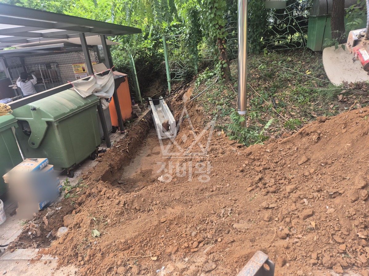 경기 수원시 권선구 서둔동 포크레인(굴착기) 우수관로공사-350kg*4개 작업사진 1