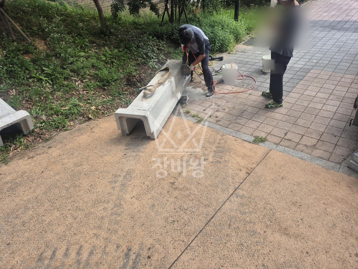 경기 수원시 권선구 서둔동 포크레인(굴착기) 우수관로공사-350kg*4개 작업사진 2