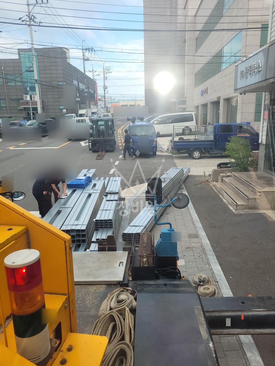 대구 서구 중리동 16톤 크레인 태양광 자재 양중 작업사진 3