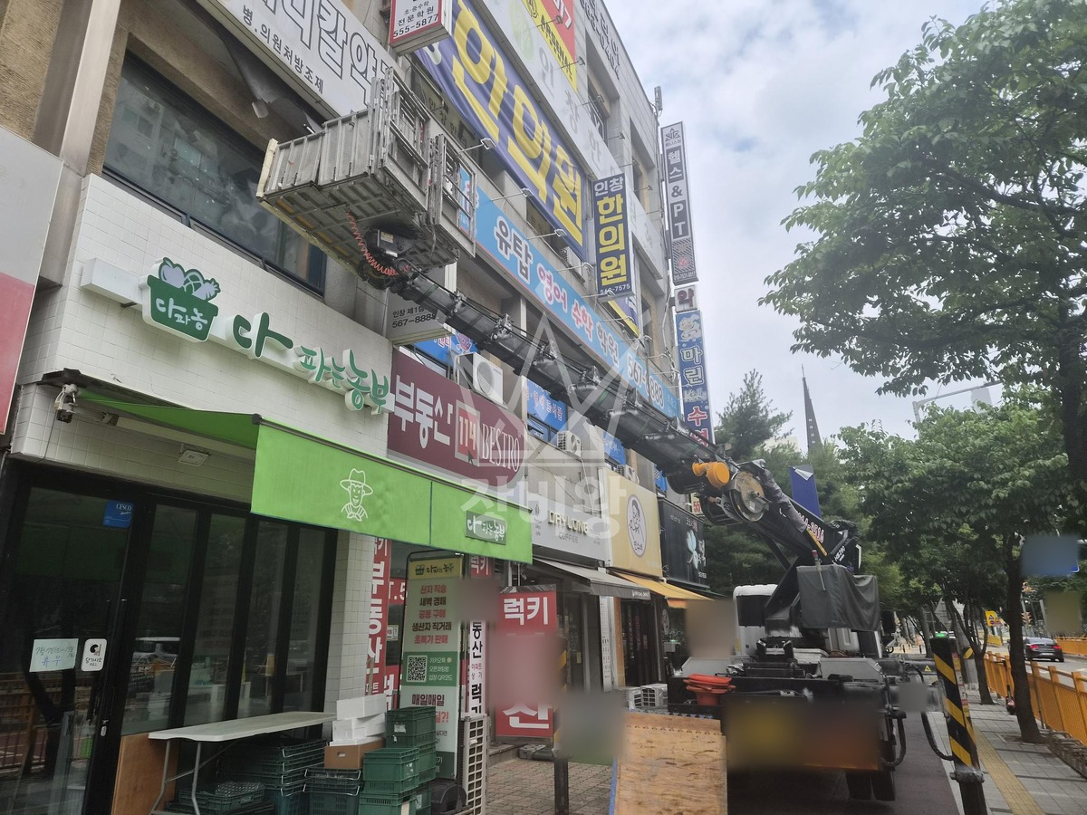 경기 구리시 인창동 3.5톤 스카이차 에어컨실외기양중/배관 작업사진 2