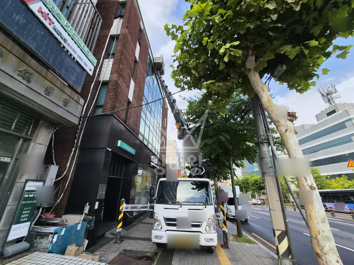 서울 서초구 서초동 3.5톤 스카이차 4층외벽작업 작업사진 2