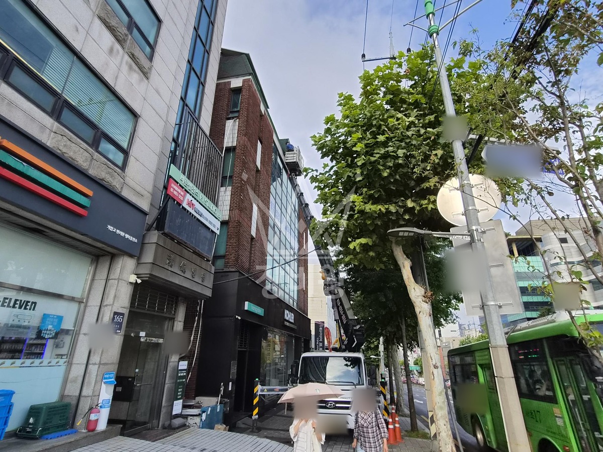 서울 서초구 서초동 3.5톤 스카이차 4층외벽작업 작업완료사진 1