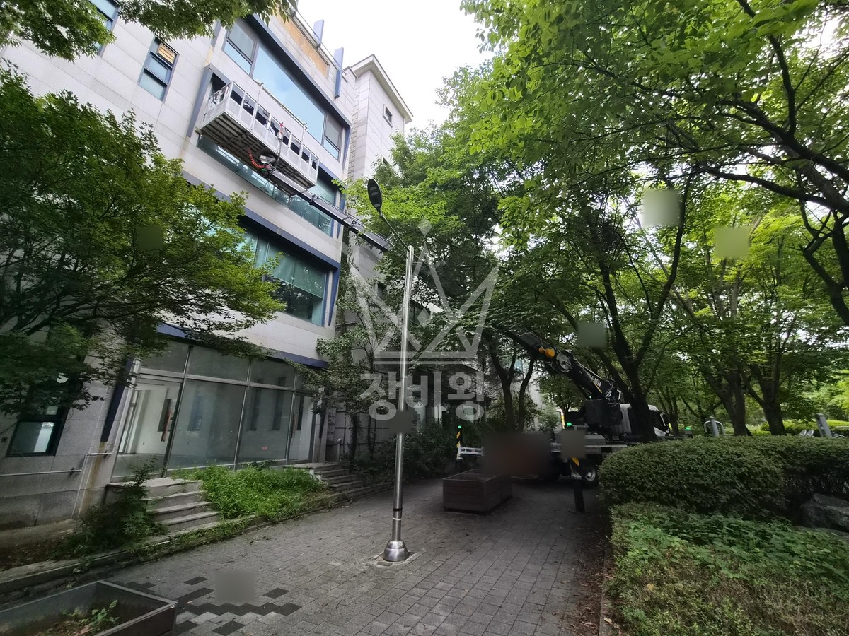 경기 성남시 수정구 복정동 3.5톤 스카이차 천우펀유리 작업 작업사진 1