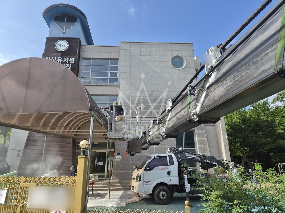 경기 가평군 설악면 3.5톤 스카이차 실리콘코킹/ 렉산설치 작업사진 2