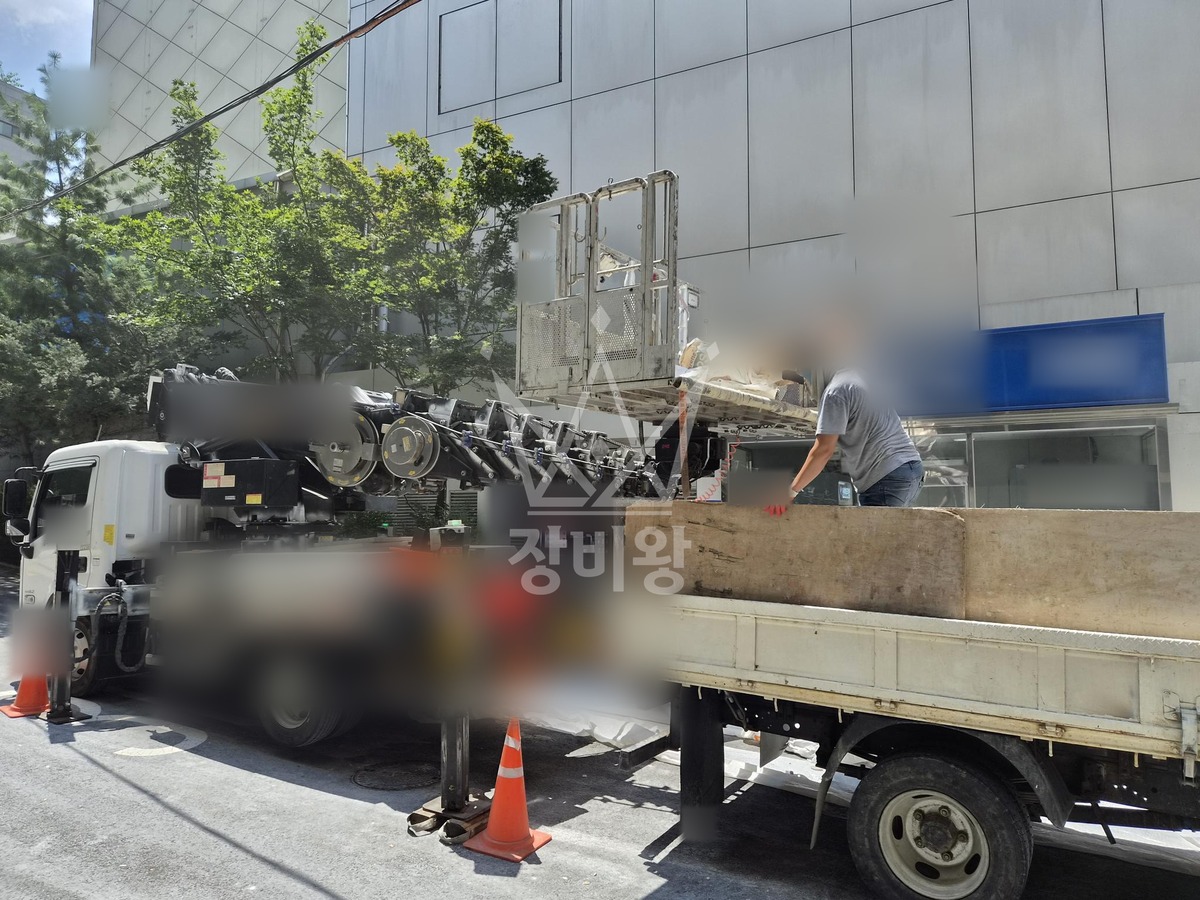 서울 중구 신당동 3.5톤 스카이차 폐기물내림 작업사진 2