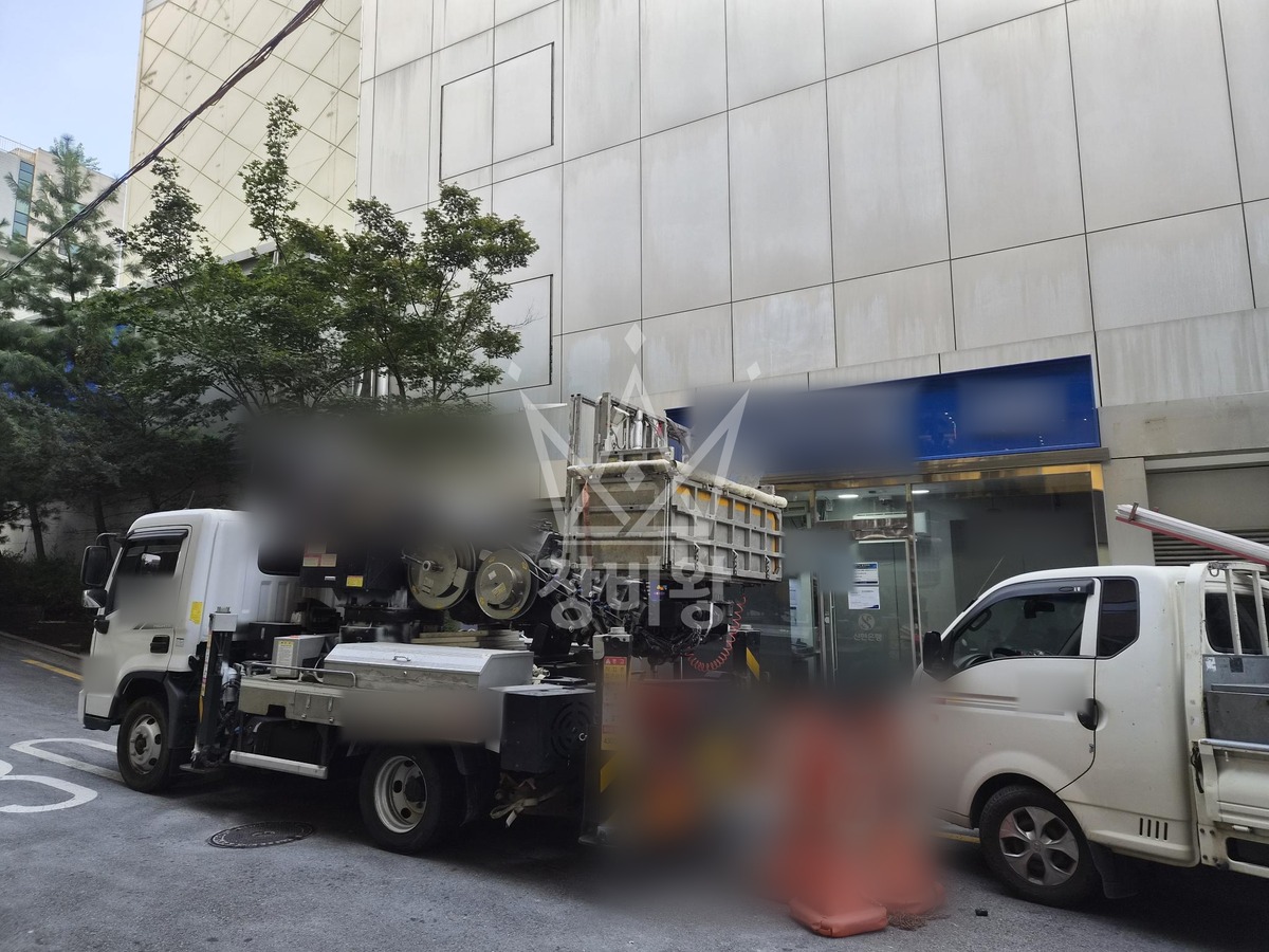 서울 중구 신당동 3.5톤 스카이차 폐기물내림 작업사진 1