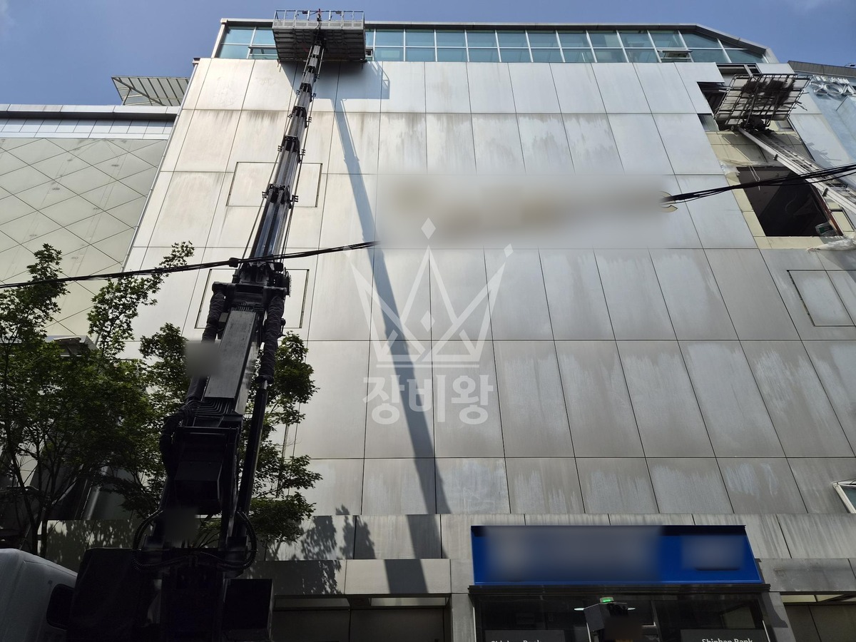 서울 중구 신당동 3.5톤 스카이차 폐기물내림 작업사진 3