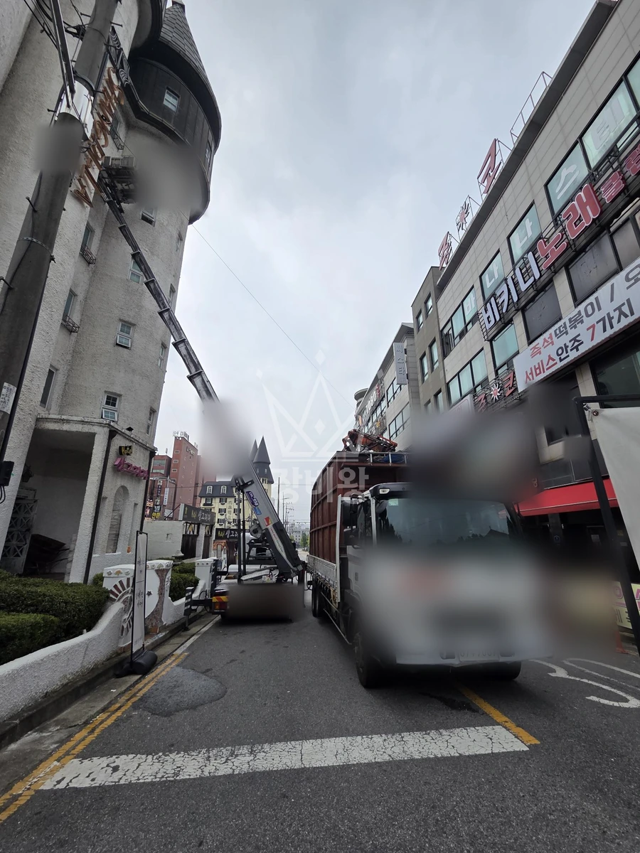 충남 천안시 서북구 성정동 2.5톤 사다리차 폐기물내림 작업사진 2