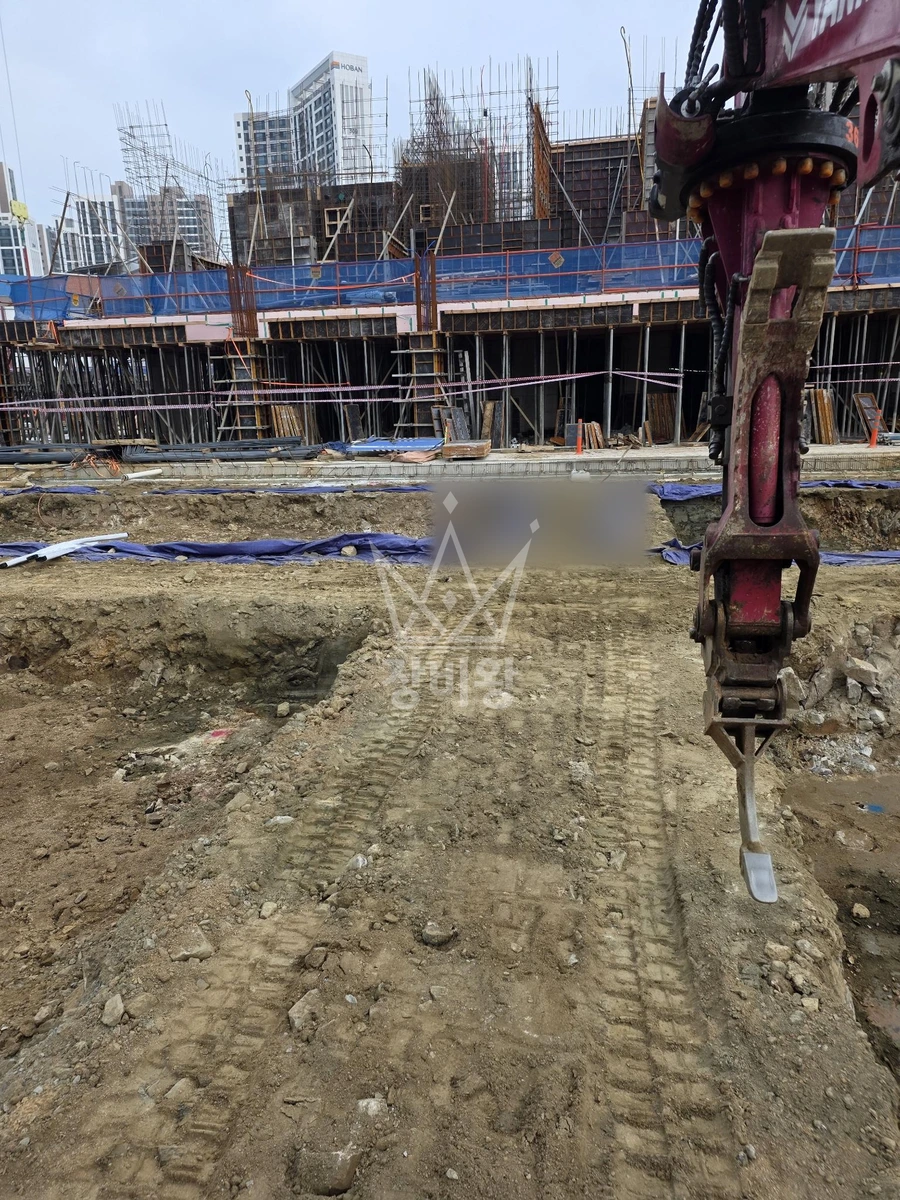 충남 아산시 탕정면 포크레인(굴착기) 접지선(10cm)묻는작업 작업사진 1