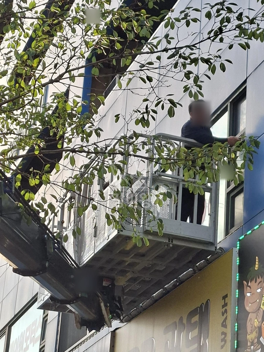 경기 안산시 단원구 초지동 3.5톤 스카이차 유리썬팅,실리콘코킹 작업사진 2