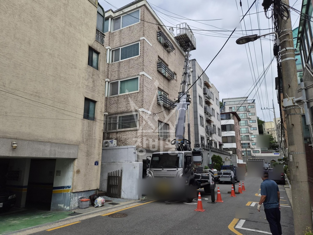 서울 관악구 남현동 3.5톤 스카이차 롤-자재양중 작업사진 1