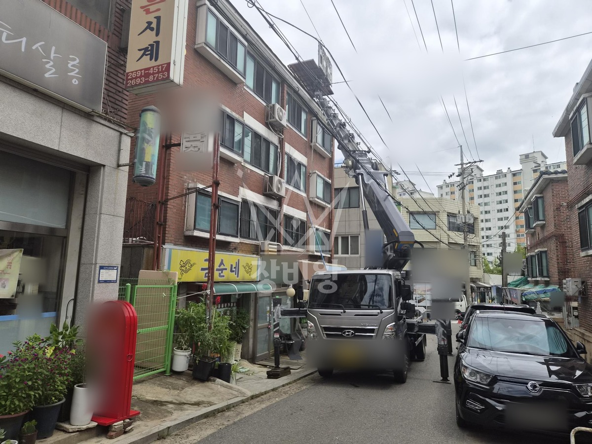 서울 양천구 신월동 3.5톤 스카이차 5층 몰탈시멘트 양중 작업사진 2