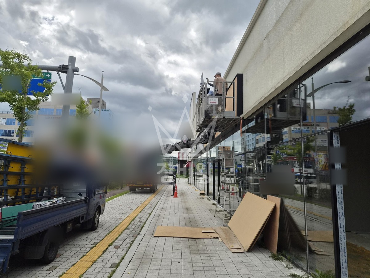 충북 음성군 맹동면 3.5톤 스카이차 파사드 유리시공 작업사진 2