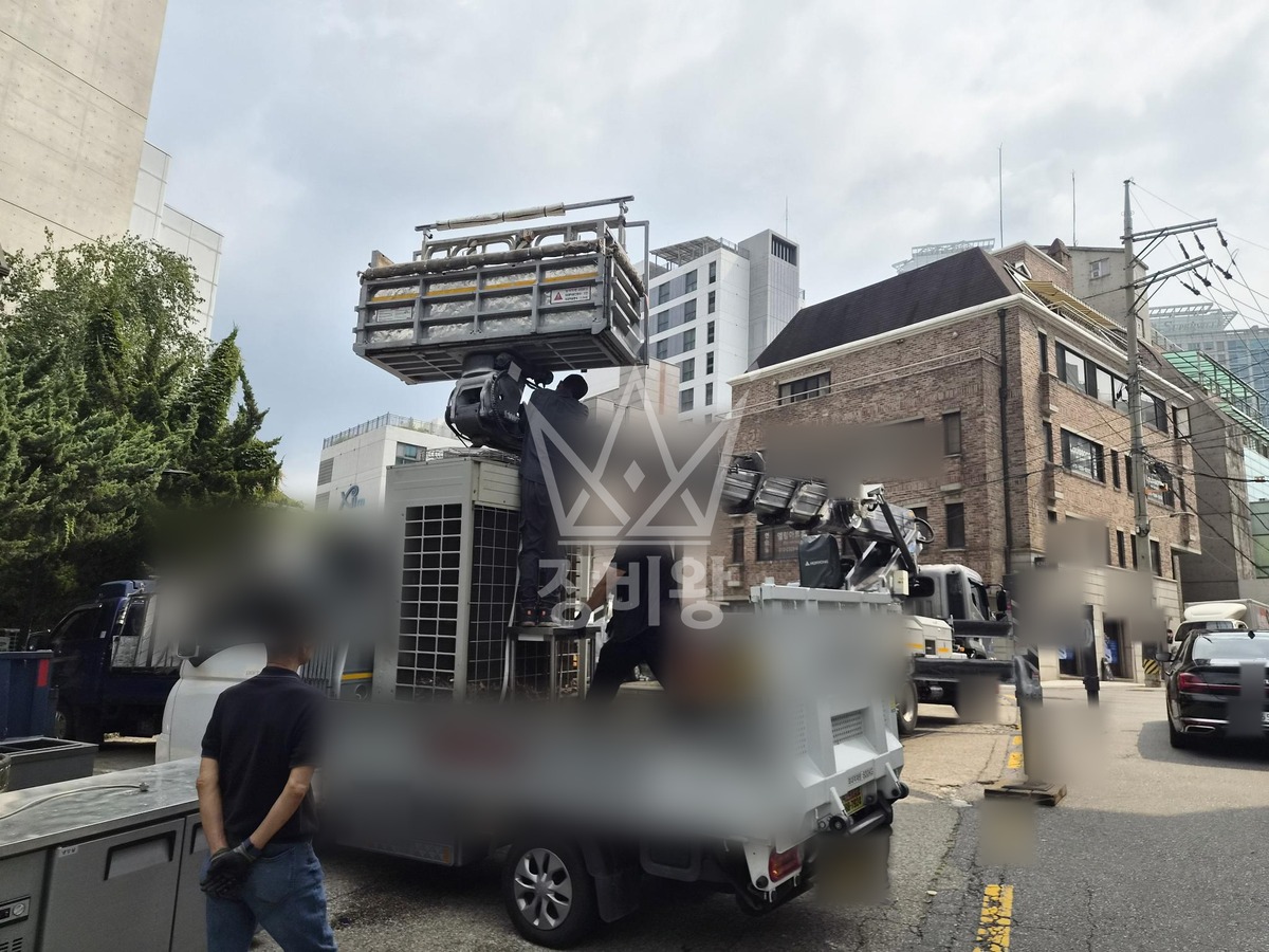 서울 서초구 서초동 3.5톤 스카이차 2층 실외기-300kg내림 작업사진 1