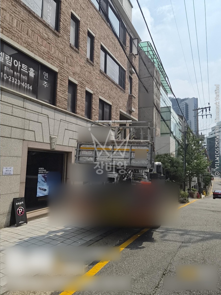 서울 서초구 서초동 3.5톤 스카이차 2층 실외기-300kg내림 작업완료사진 1