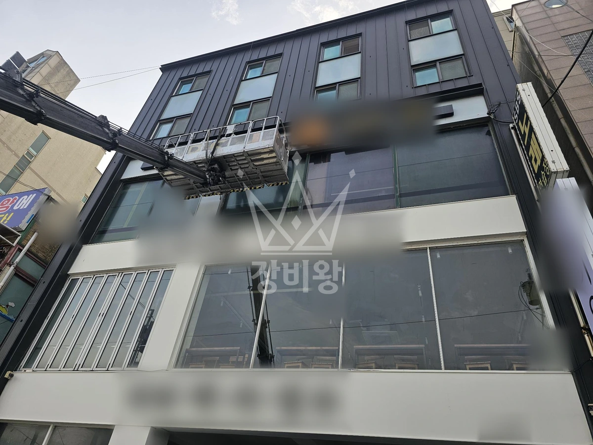경기 시흥시 정왕동 3.5톤 스카이차 3층 간판 실리콘작업 작업사진 1