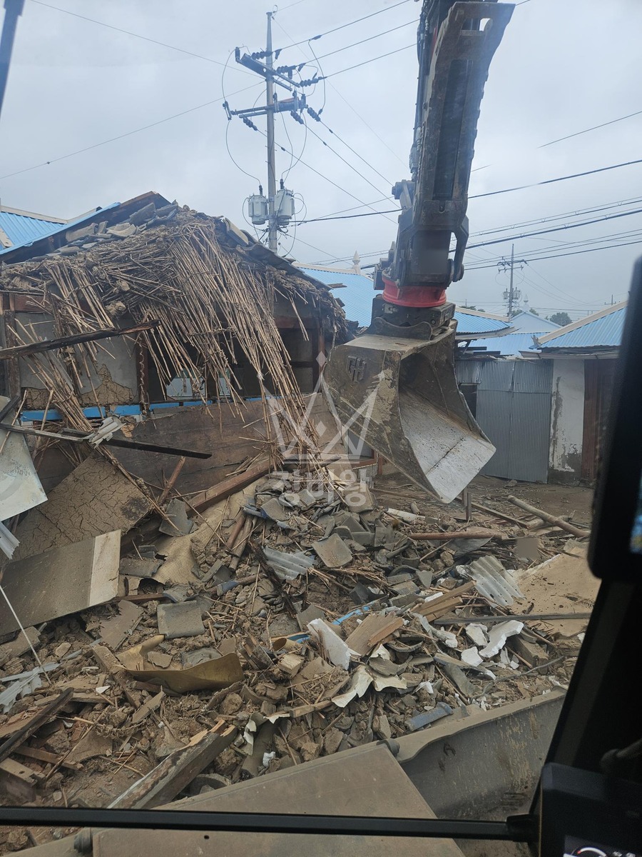 충남 천안시 서북구 성환읍 포크레인(굴착기) 구옥철거 작업사진 1