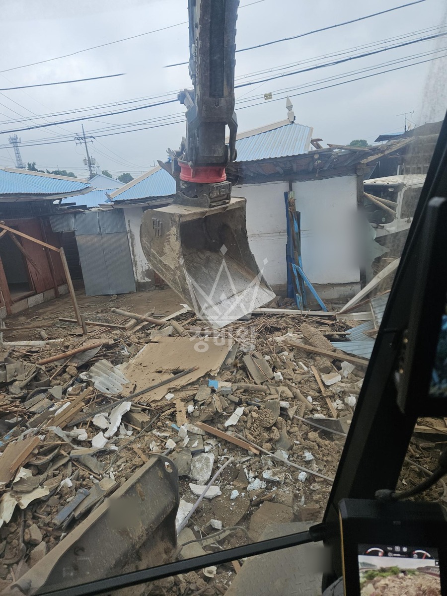 충남 천안시 서북구 성환읍 포크레인(굴착기) 구옥철거 작업사진 2