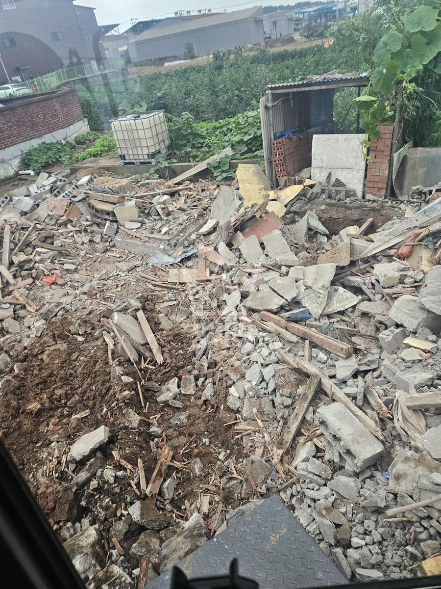 충남 천안시 서북구 성환읍 포크레인(굴착기) 구옥철거 작업사진 3