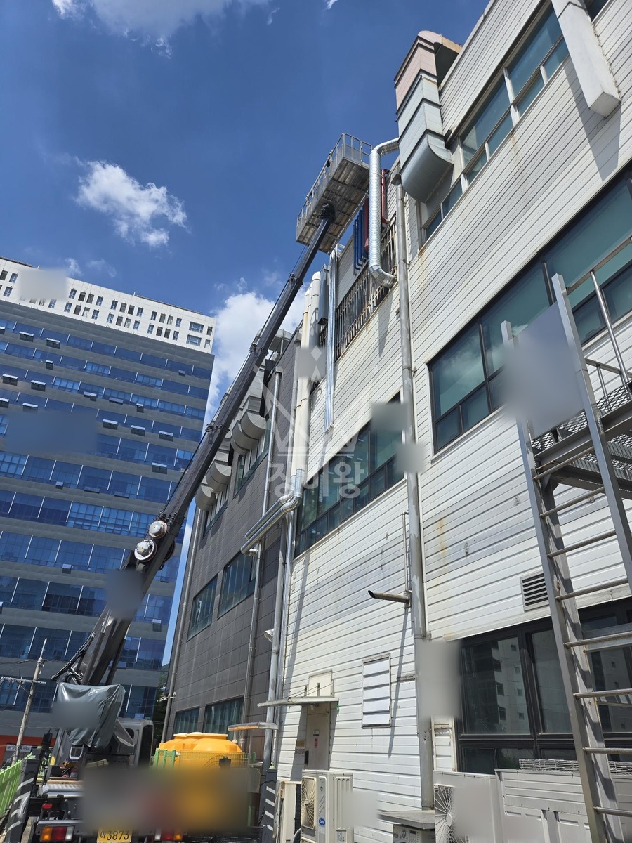 경기 성남시 중원구 상대원동 3.5톤 스카이차 상가 4층 높이 에어컨 실외기 양중 작업사진 1