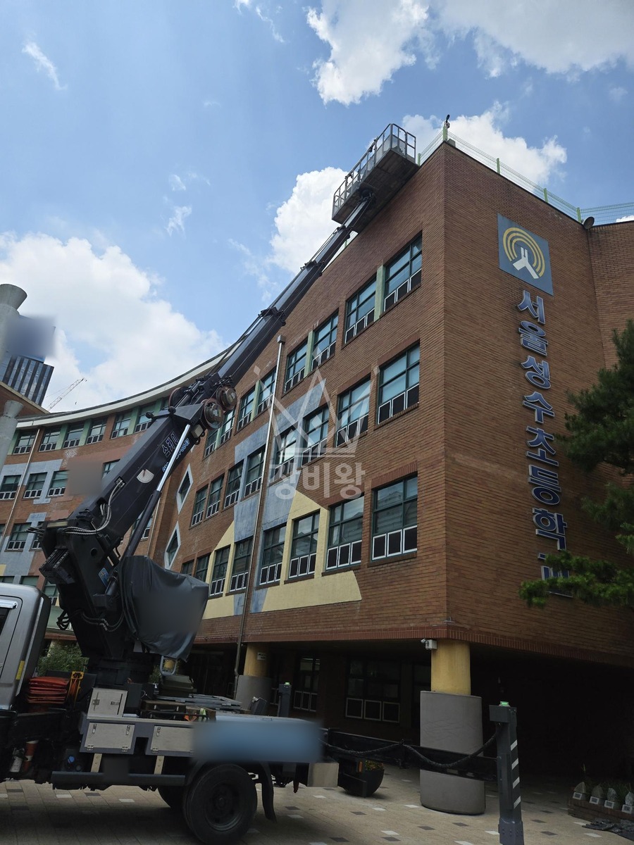 서울 성동구 성수동2가 3.5톤 스카이차 폐기물 내림 작업사진 1