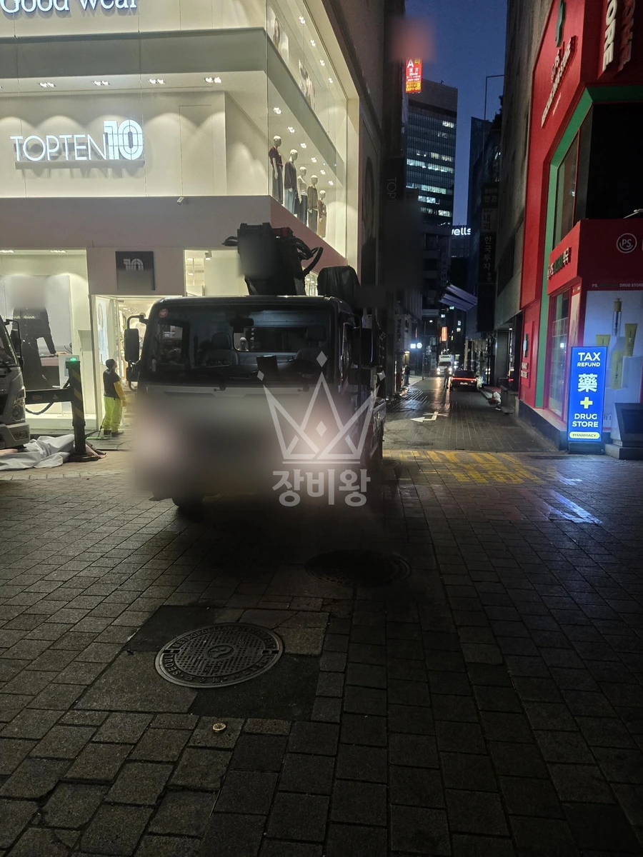 서울 중구 명동1가 3.5톤 스카이차 외벽 물청소 작업완료사진 1