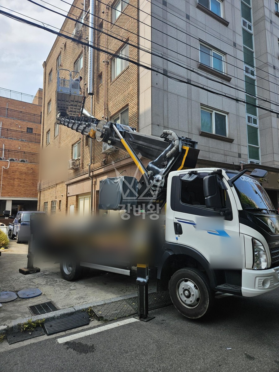 경기 화성시 병점구 진안동 3.5톤 스카이차 상가 5층 옥상 외부 닥트 작업사진 2