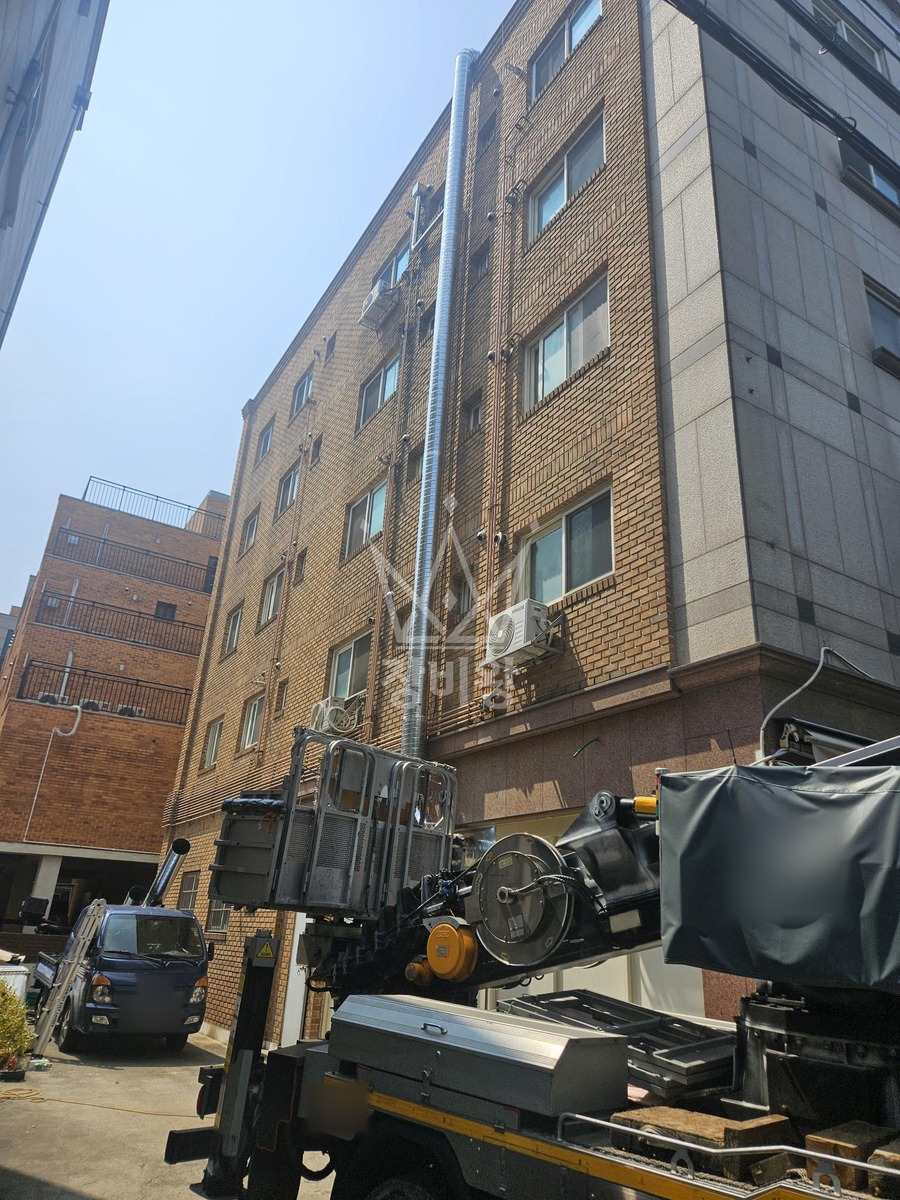경기 화성시 병점구 진안동 3.5톤 스카이차 상가 5층 옥상 외부 닥트 작업완료사진 1