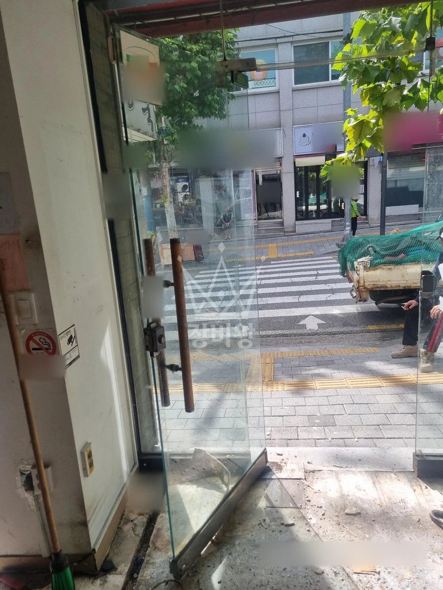 경기 성남시 수정구 태평동 포크레인(굴착기) 실내철거 주방 바닥 작업사진 1