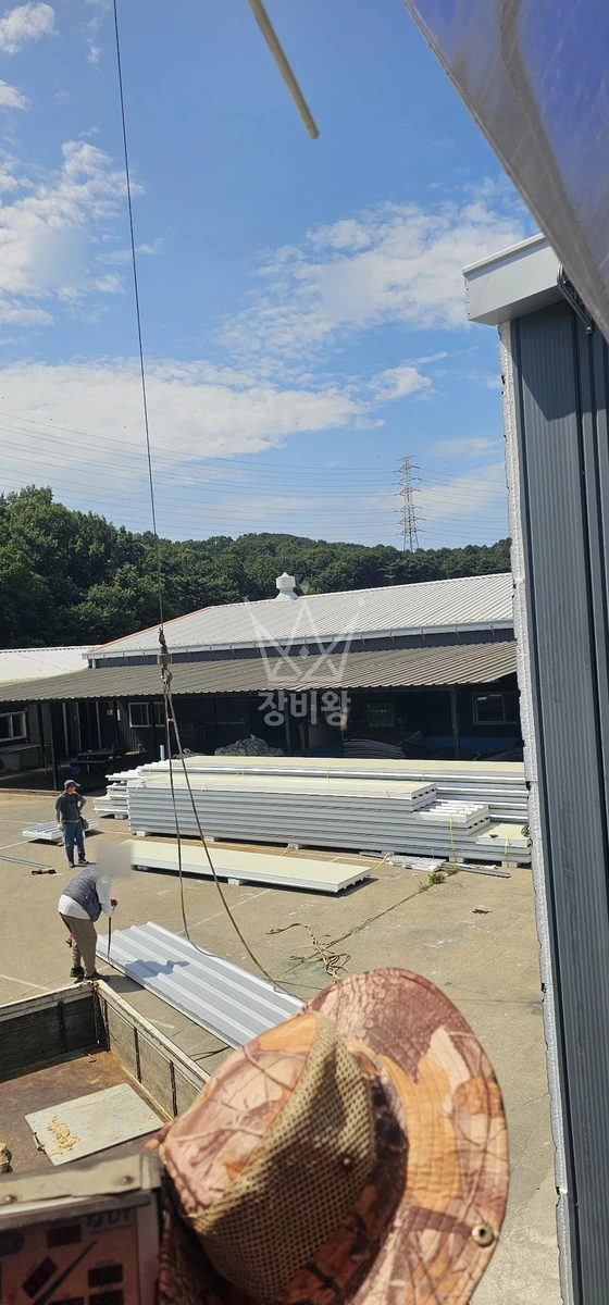 충남 당진시 면천면 5톤 크레인 지붕판넬작업 작업사진 2