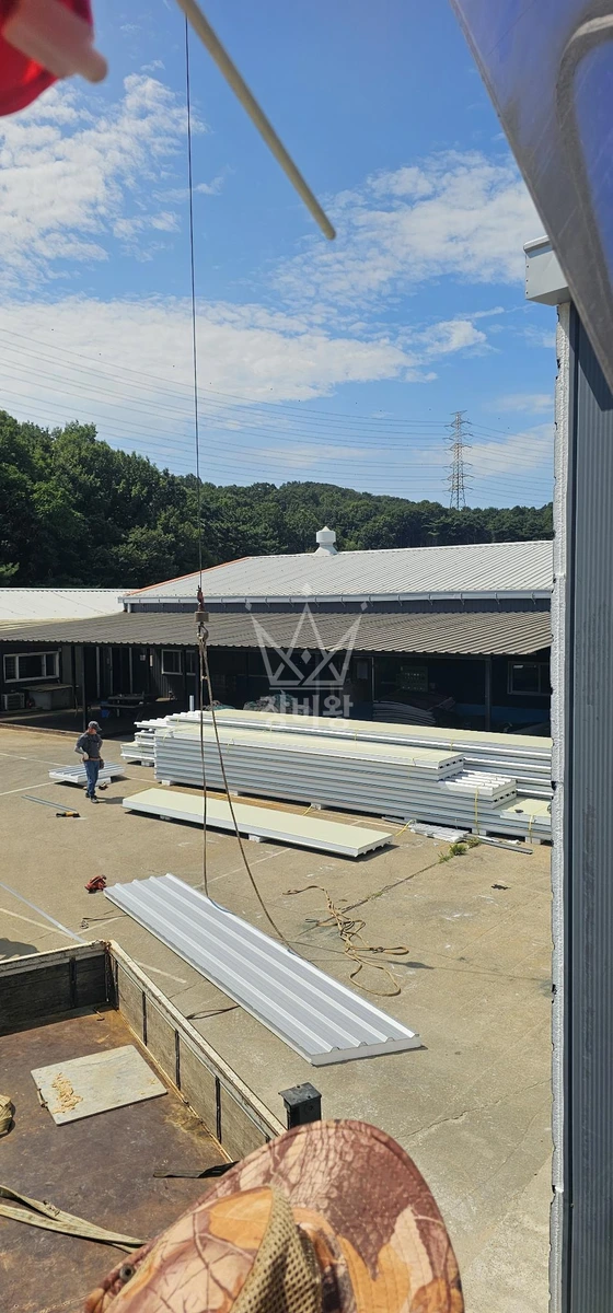 충남 당진시 면천면 5톤 크레인 지붕판넬작업 작업완료사진 1