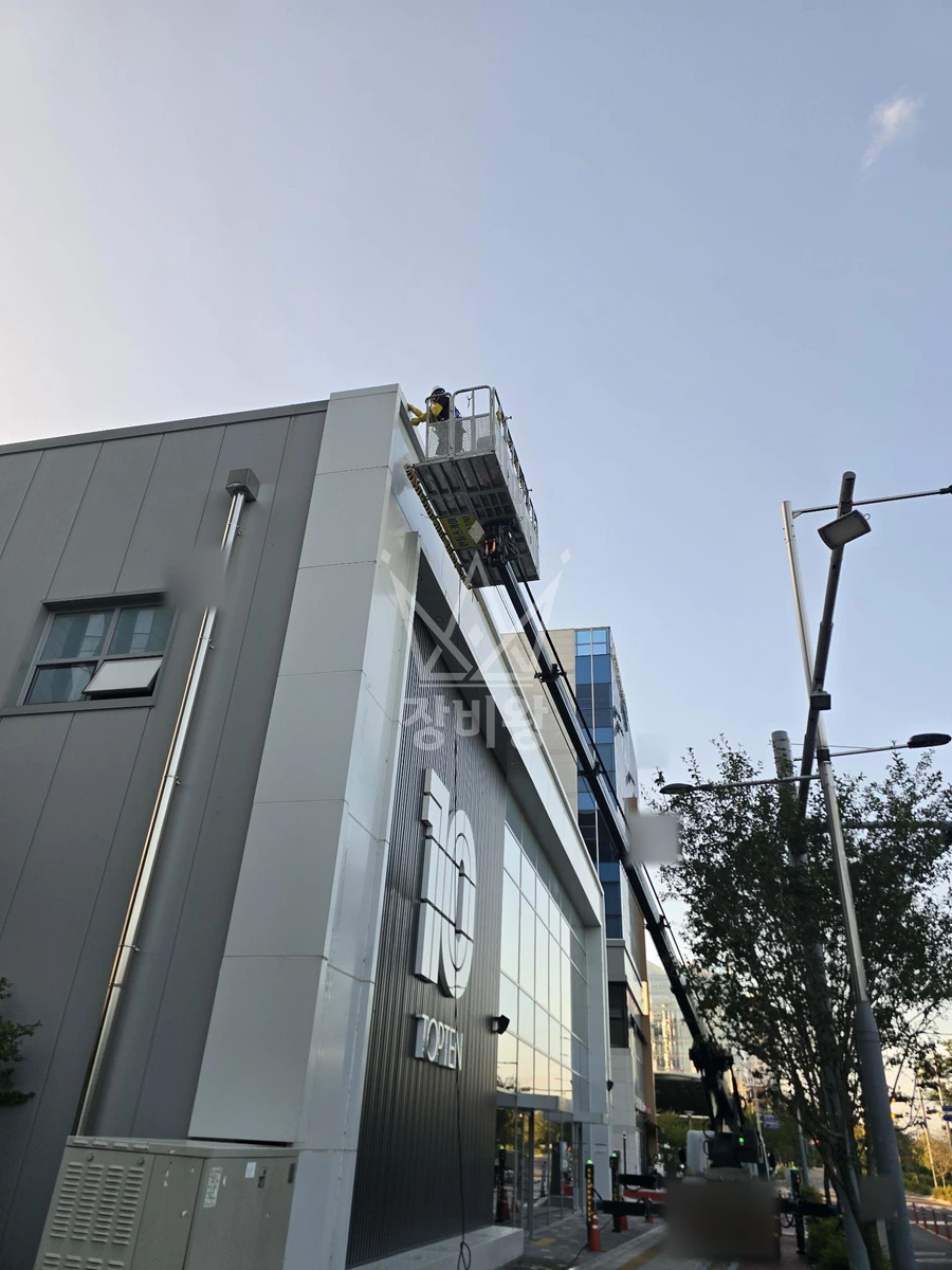 경남 진주시 충무공동 3.5톤 스카이차 외벽물청소 작업사진 1