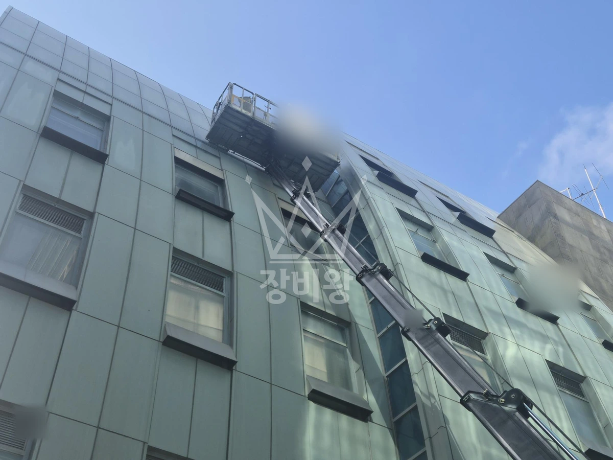 전남광주 동구 금남로5가 3.5톤 스카이차 실리콘코킹 작업사진 2