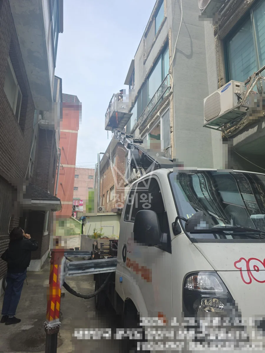 경기 안산시 상록구 1.2톤 스카이차 창문 실리콘 작업사진 1
