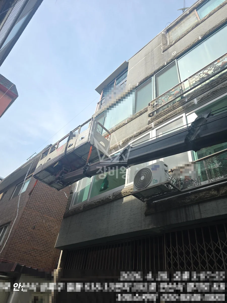 경기 안산시 상록구 1.2톤 스카이차 창문 실리콘 작업사진 3