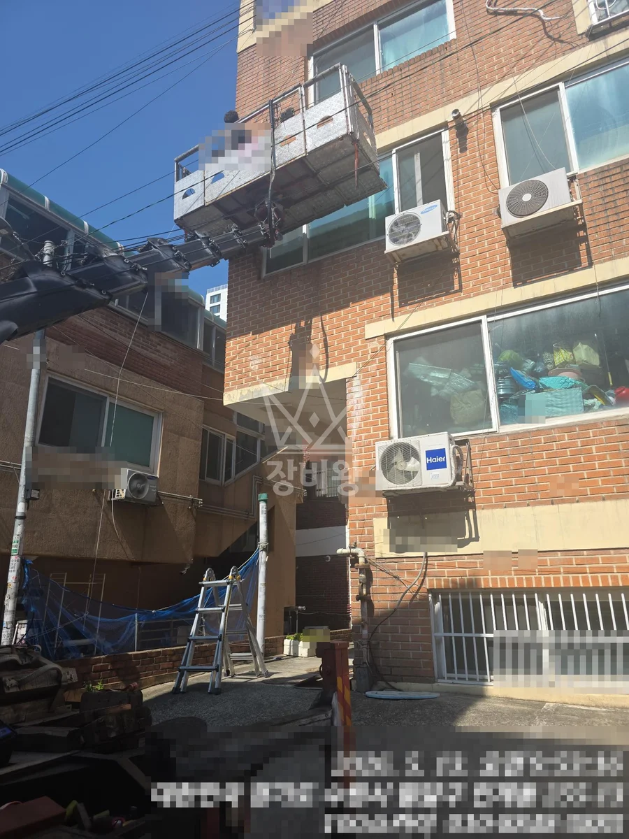경기 수원시 팔달구 1톤 스카이차 외벽미장땜빵 30분 실리콘 20 분 작업사진 2