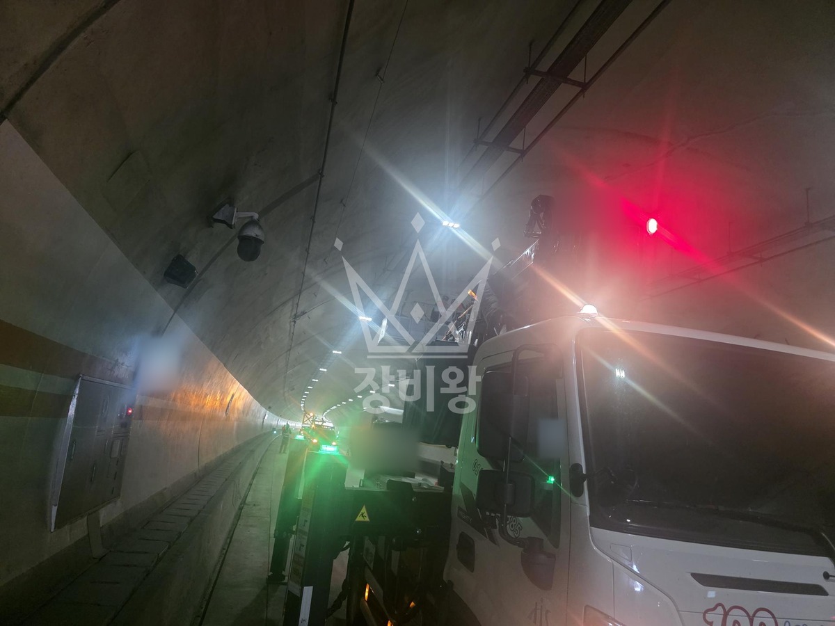 경기 화성시 만세구 남양읍 3.5톤 스카이차 터널 내부 간판 고정 작업사진 1